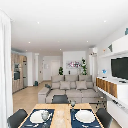 Luxury Apartment *